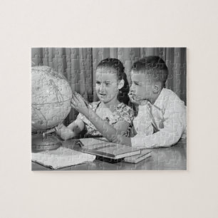 Jongen en meisjes Wereldbol bekijken Legpuzzel
