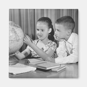 Jongen en meisjes Wereldbol bekijken Magneet