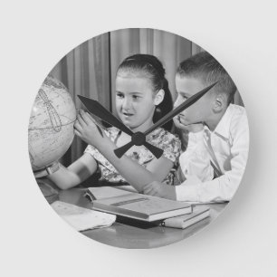 Jongen en meisjes Wereldbol bekijken Ronde Klok