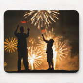 Jongen en vader met vlaggen en vuurwerk muismat (Voorkant)