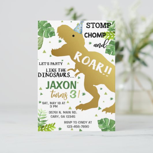 Jongen feest als een dinosaurus-verjaardagsuitnodi kaart (Staand voorkant)