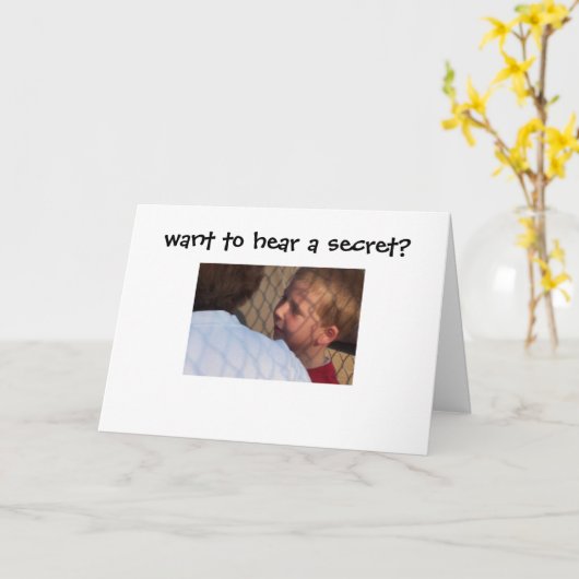 JONGEN FLUISTERT "WIL EEN GEHEIM HOREN" KAART (Gele Bloem)