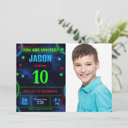 Jongen foto uitnodiging (Staand voorkant)