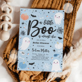 Jongen Ghost Little Boo is een Halloween Baby show Kaart