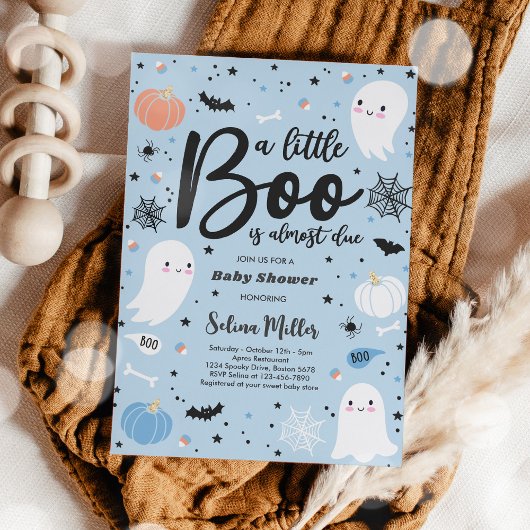 Jongen Ghost Little Boo is een Halloween Baby show Kaart