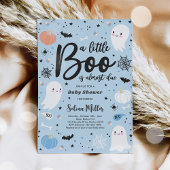 Jongen Ghost Little Boo is een Halloween Baby show Kaart