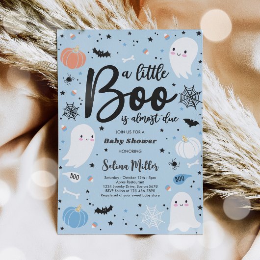 Jongen Ghost Little Boo is een Halloween Baby show Kaart