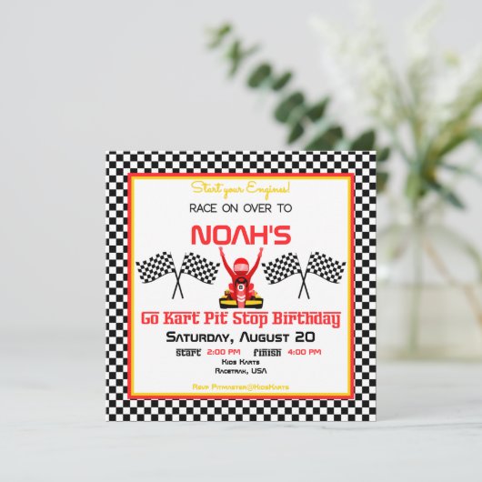 Jongen Go Kart-verjaardagsfeestje & geblokte racev Kaart (Staand voorkant)