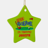Jongen Golfer in training Gepersonaliseerd siernum Keramisch Ornament (Rechts)