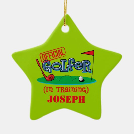 Jongen Golfer in training Gepersonaliseerd siernum Keramisch Ornament (Voorkant)