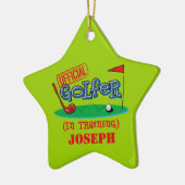 Jongen Golfer in training Gepersonaliseerd siernum Keramisch Ornament (Links)