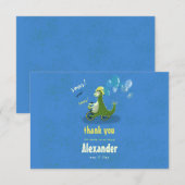 Jongen groene dinosaurus op driewieler jongensfees bedankkaart (Voorkant / Achterkant)