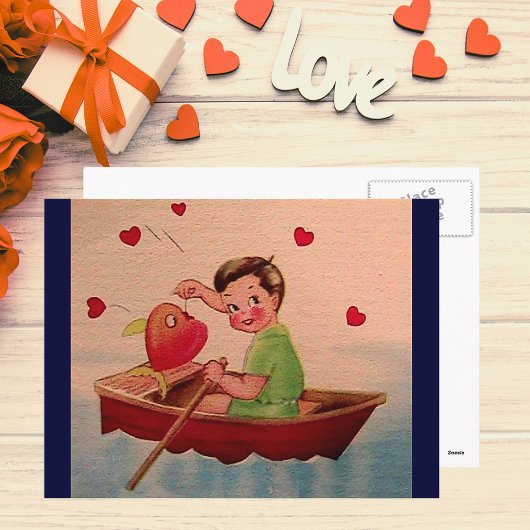 Jongen Holding Heart in Boat Briefkaart