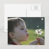 Jongen in dandelion weide. briefkaart (Voorkant / Achterkant)