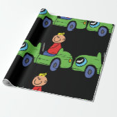 Jongen in een groenautowrak cadeaupapier (Uitgerold)