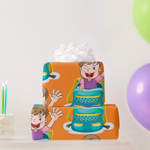 Jongen in een schooltas met opvulpapier cadeaupapier