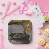 Jongen in een zeilboot op de rivier (door Magnus E Papieren Bordje (Feest)