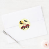 Jongen in Red Car, 2e verjaardag, T-shirts en cade Ronde Sticker (Envelop)