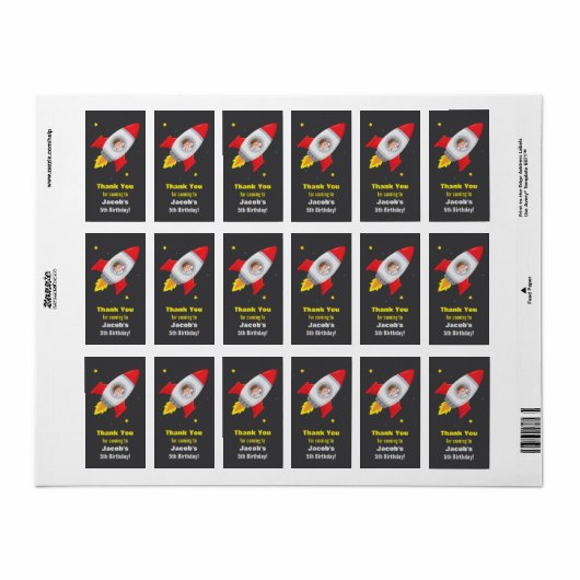 Jongen in Rocket Ship Space Verjaardag Party Label (Full Sheet)