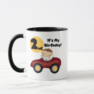 Jongen in Rode Auto 2e Verjaardag Tshirts en gesch Mok