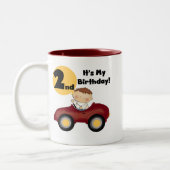 Jongen in Rode Auto 2e Verjaardag Tshirts en gesch Tweekleurige Koffiemok (Links)