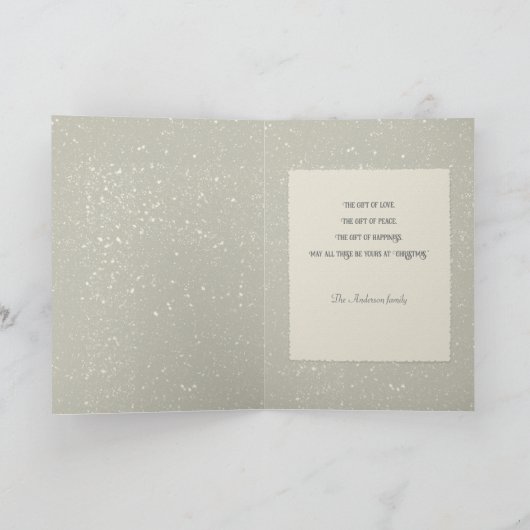  jongen in sneeuw met prettige kerstcadeautjes feestdagen kaart (Binnen)