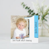 Jongen Kijk eens wie er 1 verjaardag gaat uitnodig Kaart (Staand voorkant)