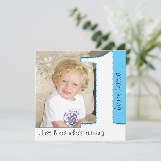 Jongen Kijk eens wie er 1 verjaardag gaat uitnodig Kaart (Staand voorkant)
