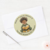 Jongen lezen boek leraar klaslokaal bibliotheek la ronde sticker (Envelop)