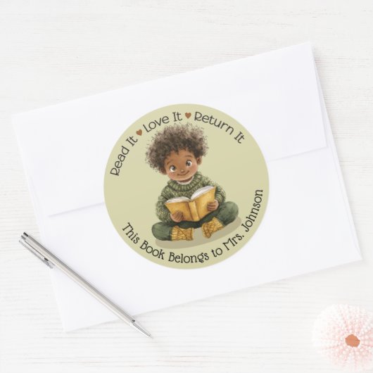 Jongen lezen boek leraar klaslokaal bibliotheek la ronde sticker (Envelop)