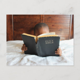 Jongen lezen de Heilige Bijbel Briefkaart