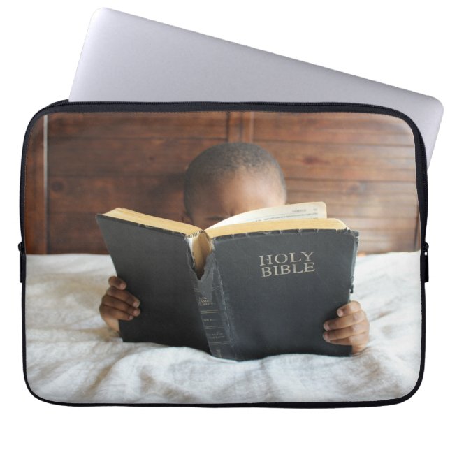 Jongen lezen de Heilige Bijbel Laptop Sleeve (Voorkant)