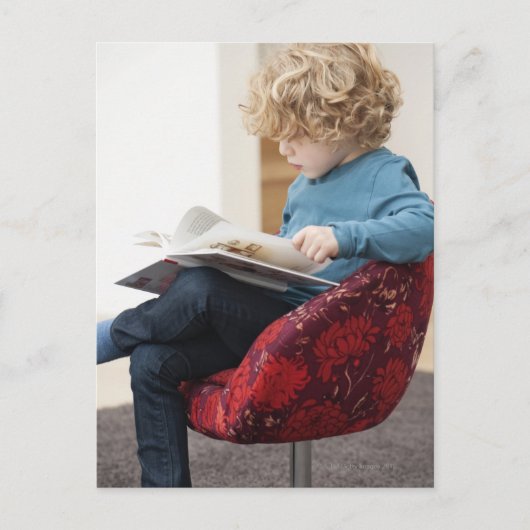 Jongen lezen een boek briefkaart (Voorkant)