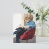 Jongen lezen een boek briefkaart (Staand voorkant)