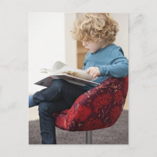 Jongen lezen een boek briefkaart