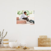Jongen lezen op trappen buiten school, poster (Keuken)
