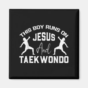 Jongen loopt op Jezus en Taekwondo Christelijke Ma Magneet