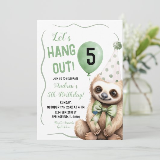 Jongen luiaard groene handgetekende verjaardag kaart (Staand voorkant)