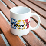 Jongen Mama heeft de datum van Mam van Boys Cowboy Koffiemok<br><div class="desc">Jongen mama ontwerpen met scripttypografische tekst "mama" en een datum (aanpasbare tekst) met letters "jongen" in een kleurrijk landrodeokleurthema van vlekkelblauwe,  gele sheriff sterren en rood bandana-design.</div>