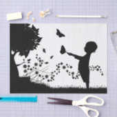 Jongen met Butterflies ontkoppelen Tissuepapier (Craft)