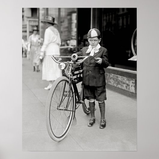 Jongen met een fiets, 1922.  foto poster (Voorkant)