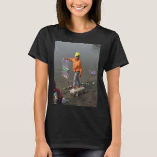 jongen met een hengel vist en wormen t-shirt