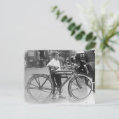Jongen met oude Bicycle B&W-foto Briefkaart (Staand voorkant)