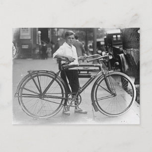Jongen met oude Bicycle  B&W-foto Briefkaart
