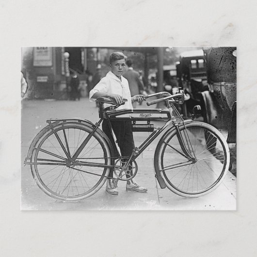 Jongen met oude Bicycle B&W-foto Briefkaart (Voorkant)