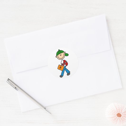 Jongen met rugzak ronde sticker (Envelop)