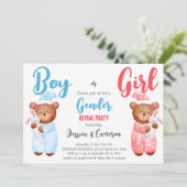 Jongen of meisjes die teddy's hebben, geven hun se kaart (Staand voorkant)