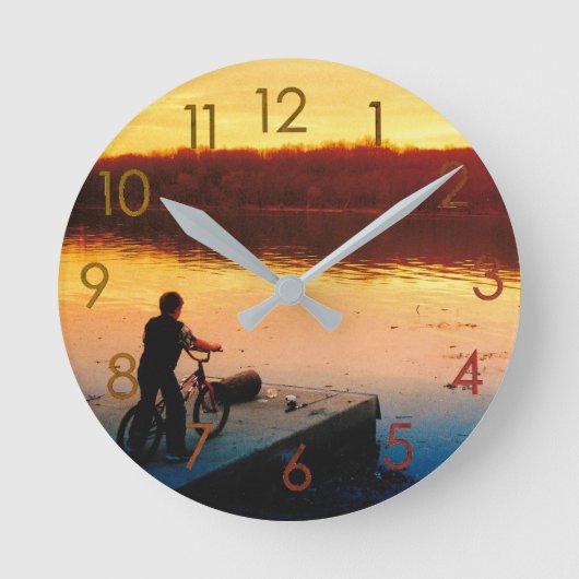 Jongen op fiets bij zonsondergang wandklok (Voorkant)