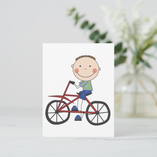 Jongen op fietspatjes en cadeautjes briefkaart (Staand voorkant)