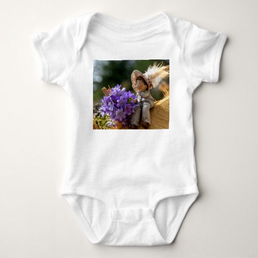 Jongen op log met bloemen romper (Voorkant)